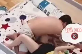 Cuộc yêu vụng trộm khi con ngủ say - Phim sex HD trên Phevkl App
