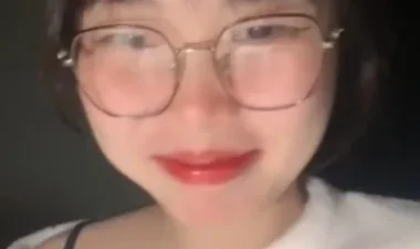 Em gái kính cận livestream: Phim sex Nhật full HD không che tại Phevkl App