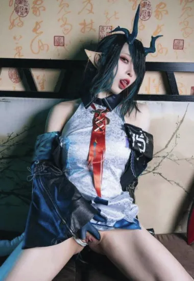 Cosplayer thích làm nô lệ tình dục