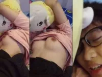 Em nữ sinh đeo kính mới lớn nên em còn ngại