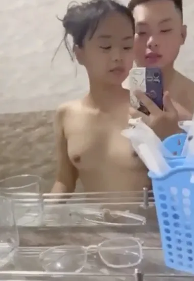 Địt em gái với gương mặt baby trong phòng tắm